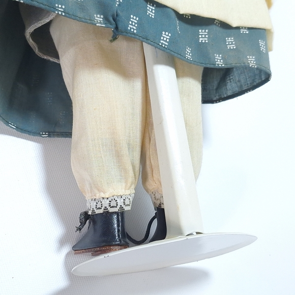 Anne of Green Gables Treasury Edition Porcelain Doll - Picture 8 of 9